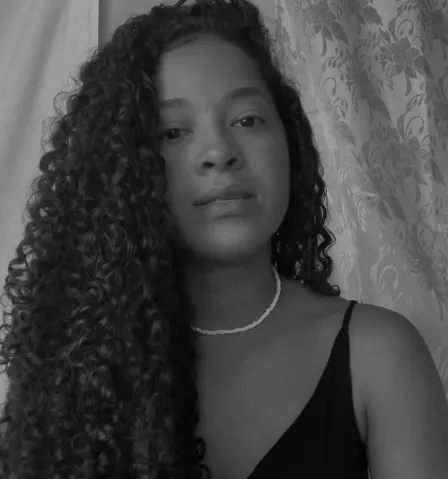 Jovem é atacada dentro de casa e alerta mulheres sobre segurança