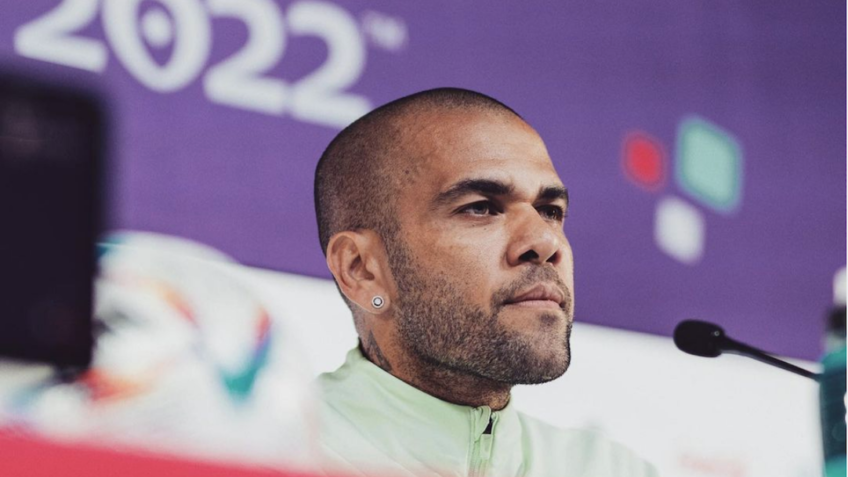 Daniel Alves é absolvido de condenação por estupro na Espanha