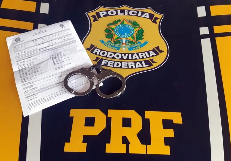 PRF prende foragido da justiça paulista dentro de ônibus na BR 101