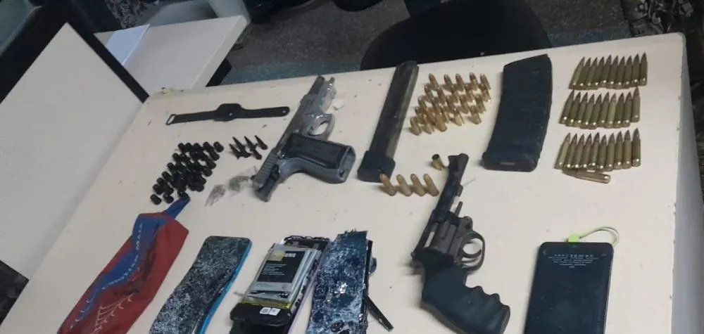 PM liberta reféns, apreende armas e drogas e prende suspeitos em Lauro de Freitas