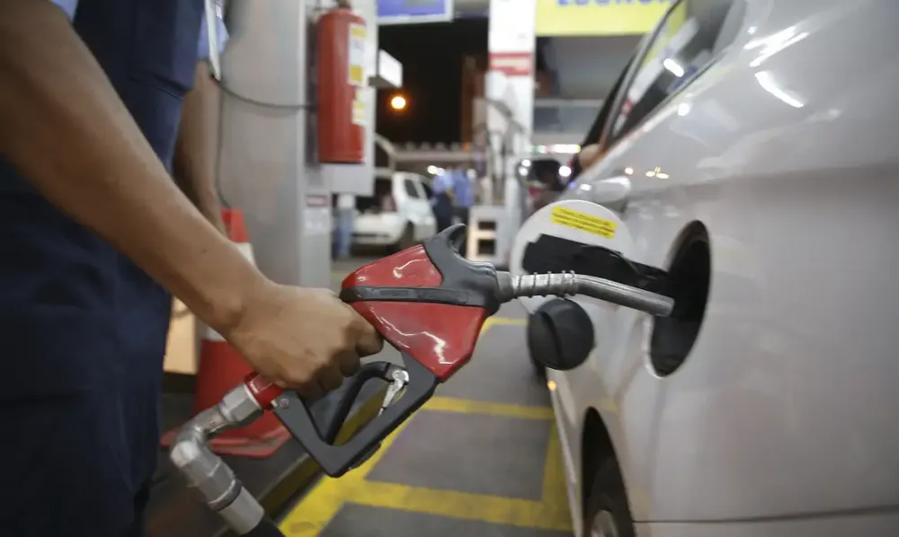 Inalação de vapor da gasolina pode causar câncer e leucemia