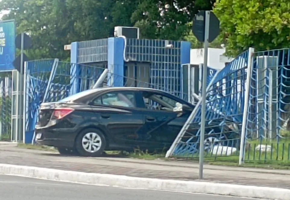 Motorista e esposa saem ilesos após colisão com o gradil da Câmara Municipal de Camaçari 