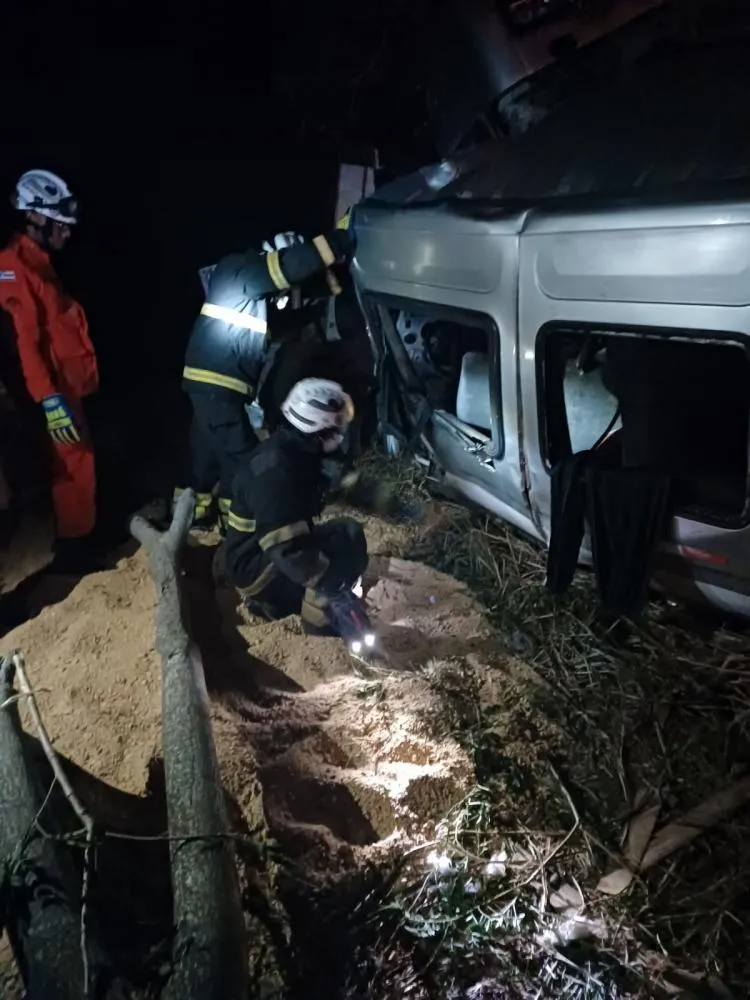 Nove corpos são resgatados após acidente veicular na BR 242