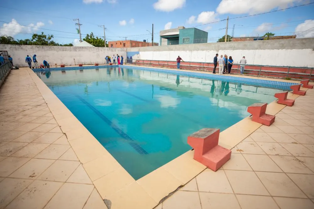 Prefeitura de Lauro de Freitas dá ordem de serviço para requalificação de piscina semiolímpica 