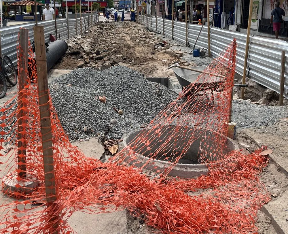 Obra da prefeitura tem causado transtornos e prejuízos a comerciantes 
