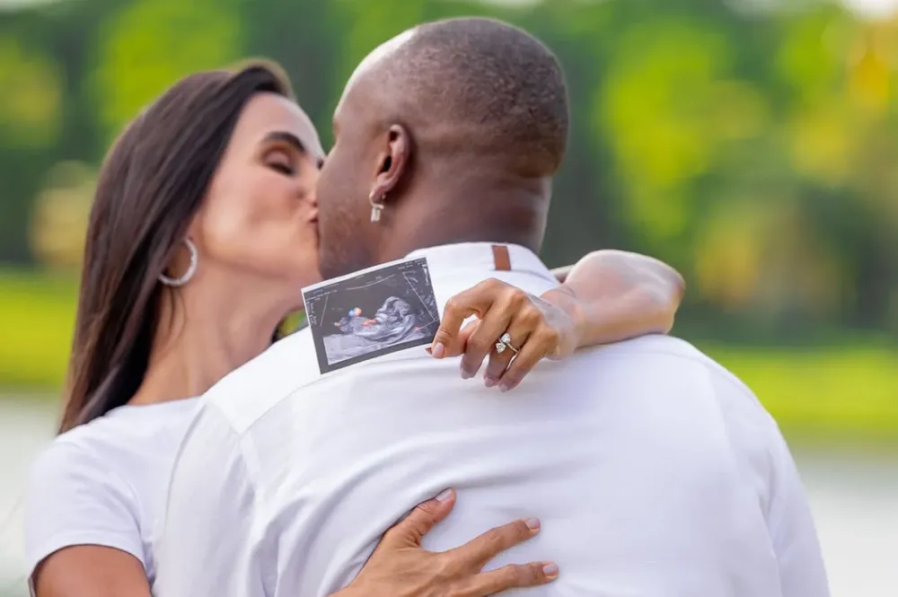 Thiaguinho e Carol Peixinho anunciam gravidez: “Nosso amor transbordou”