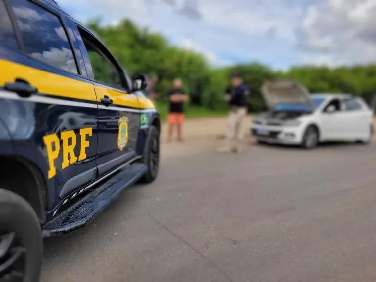 PRF recupera carro roubado em Camaçari durante abordagem no Rio de Janeiro
