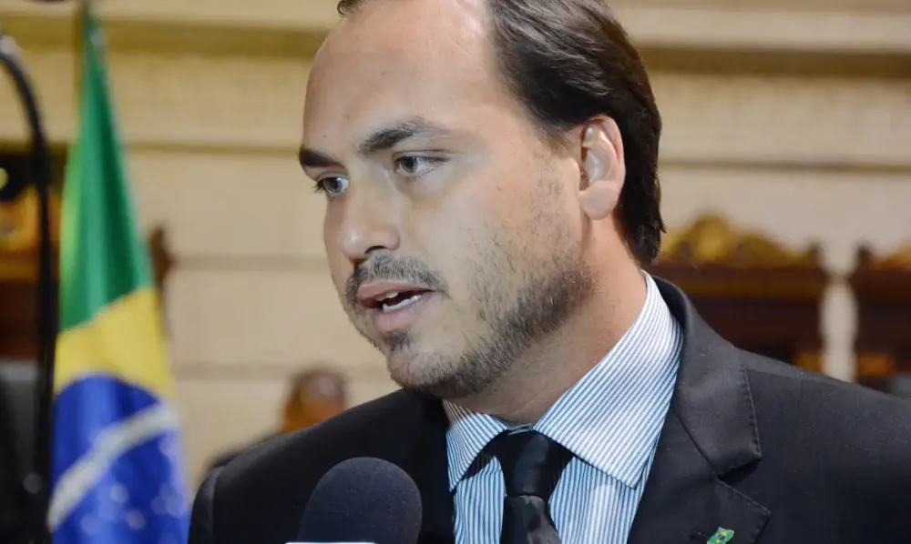 Carlos Bolsonaro presta depoimento à PF sobre Ramagem