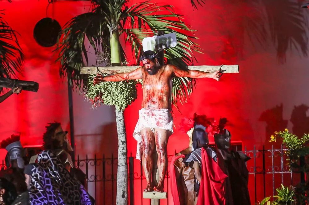 Paixão de Cristo da Bahia celebra 25 anos com espetáculo religioso em Lauro de Freitas