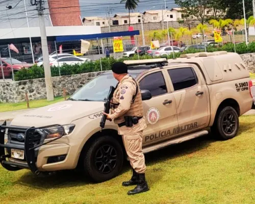 Homem é preso pela PM com armas e moto roubada escondida na sala de casa 
