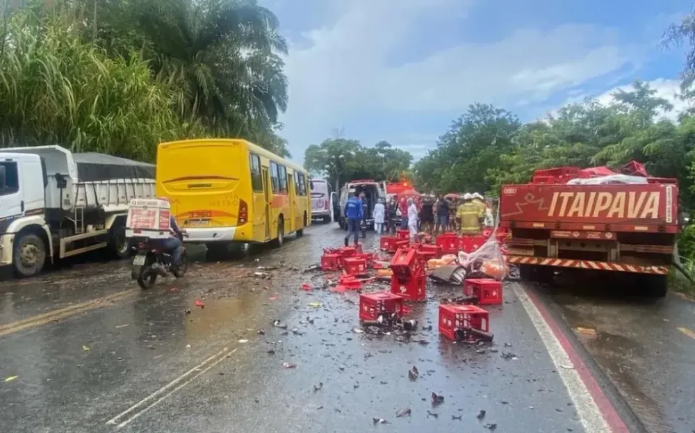 Funcionários de cervejaria morrem em acidente em estrada da Bahia