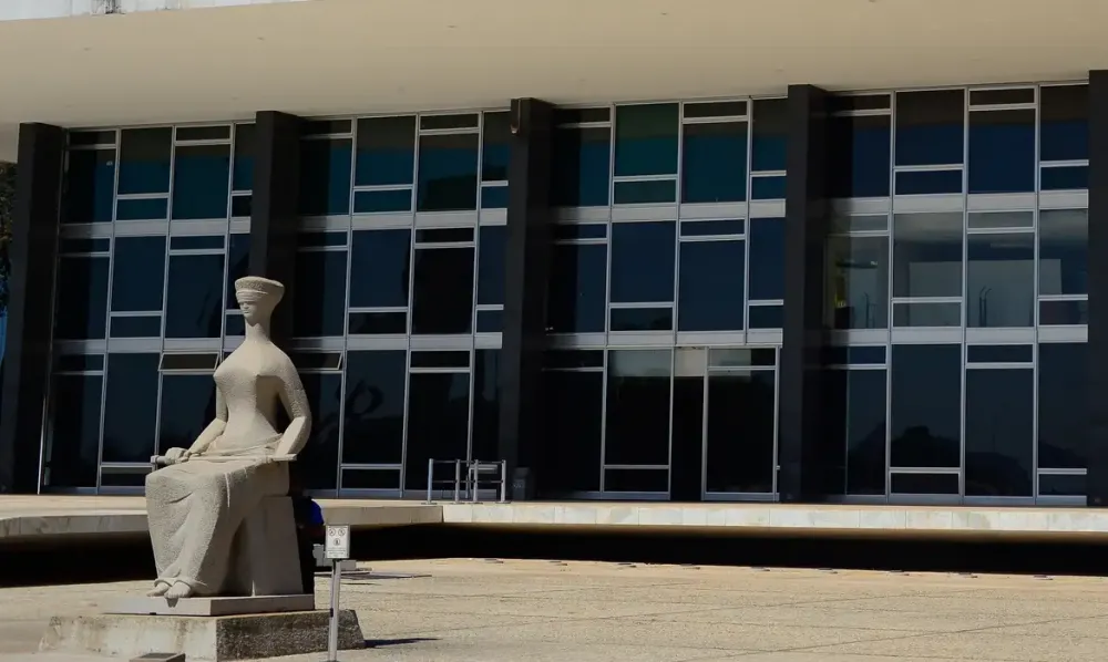 Maioria do STF mantém indenização de Eduardo Bolsonaro a jornalista