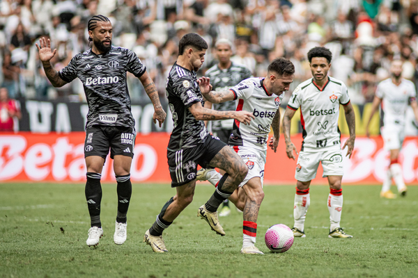 Atlético-MG x Vitória: veja onde assistir, escalações e arbitragem