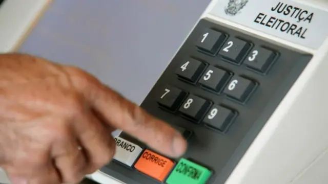 Uso de celular em cabine de votação pode passar a ser crime