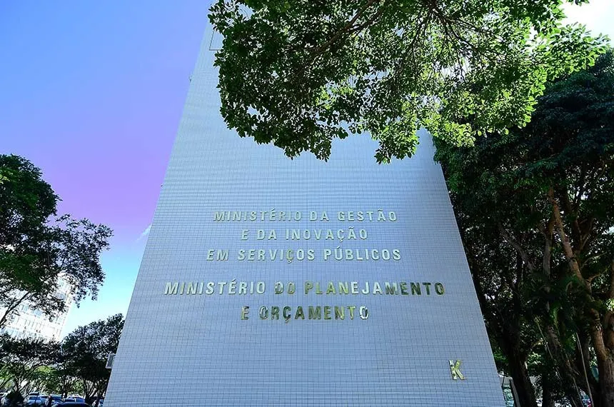 LDO prevê salário mínimo de R$ 1.630 e superávit de R$ 34,3 bi em 2026 