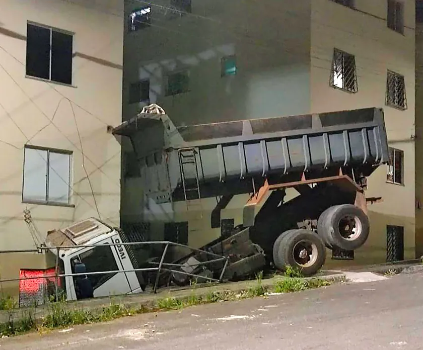 Caçamba desgovernada atinge veículos e torre de residencial em Mata de São João