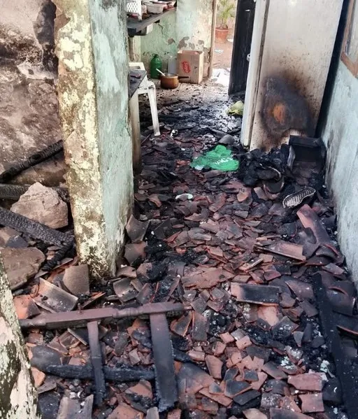 Homem ateia fogo em casa com esposa e filhos dentro