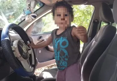 Bebê morre eletrocutado após abraçar a mãe que recebia choque elétrico 