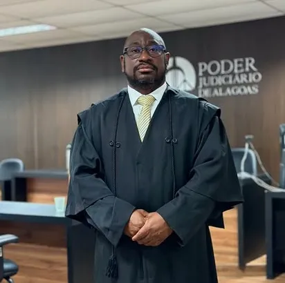 Após desmaiar a caminho do presídio, advogado baiano tem alta 