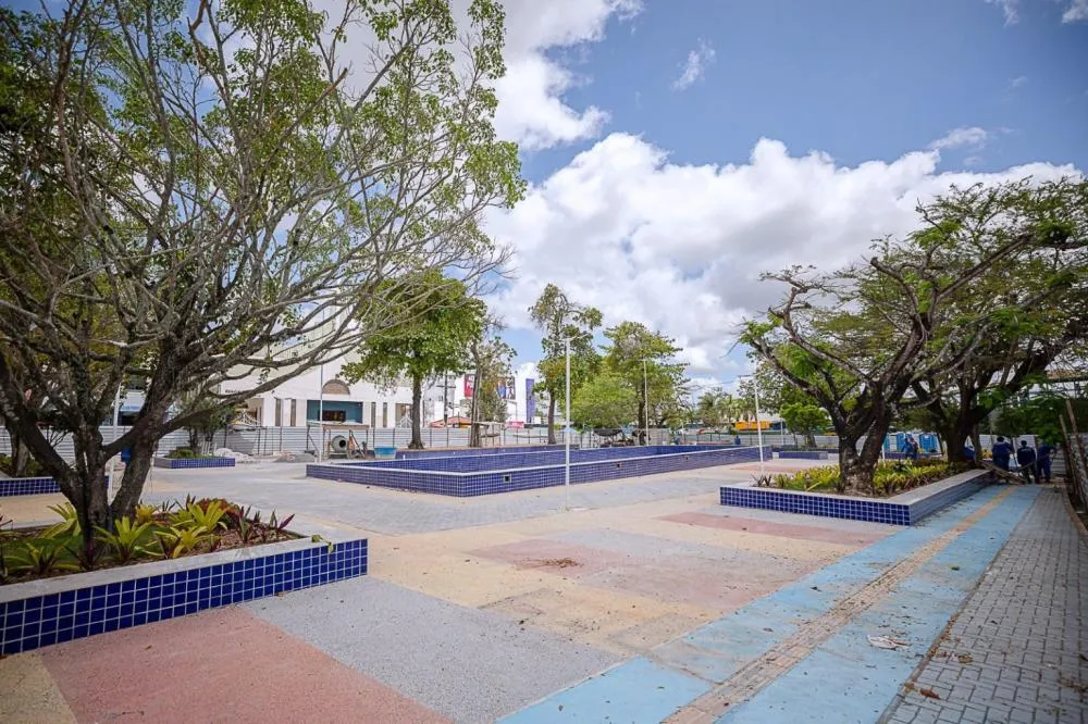 Mulher é esfaqueada no meio da praça Monte Negro em Camaçari 