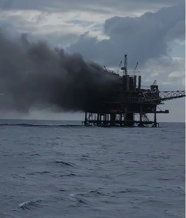 Plataforma de Petróleo com 176 pessoas a bordo pega fogo na Bacia de Campos