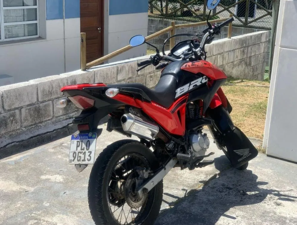 Polícia Militar prende homem pilotando motocicleta adulterada em Praia do Forte