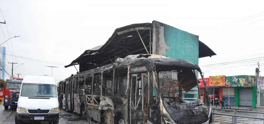 Ônibus com 78 passageiros pega fogo em Feira de Santana