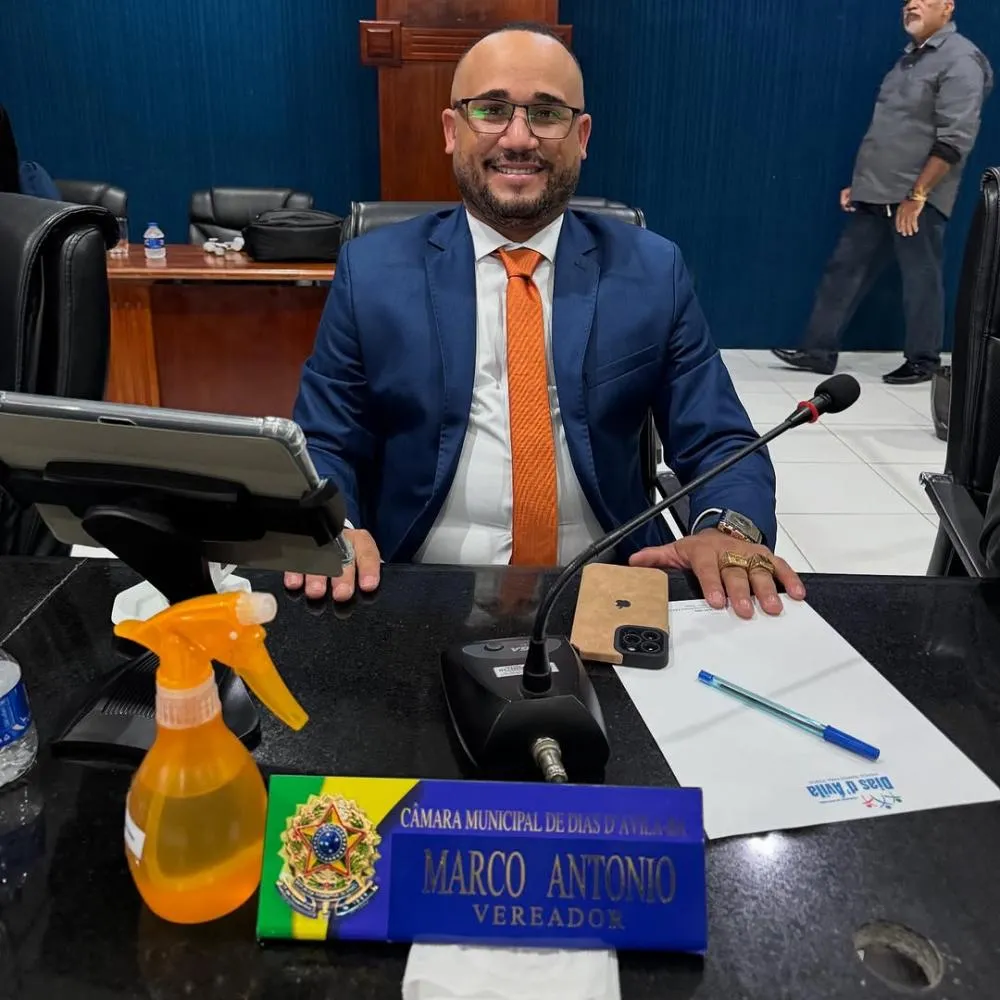 Vereador Marco Antônio é contido por populares durante surto psicótico