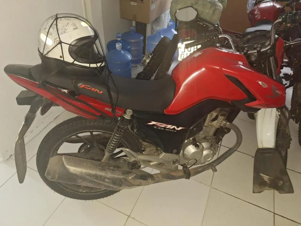 Polícia Militar apreende moto clonada em Praia do Forte