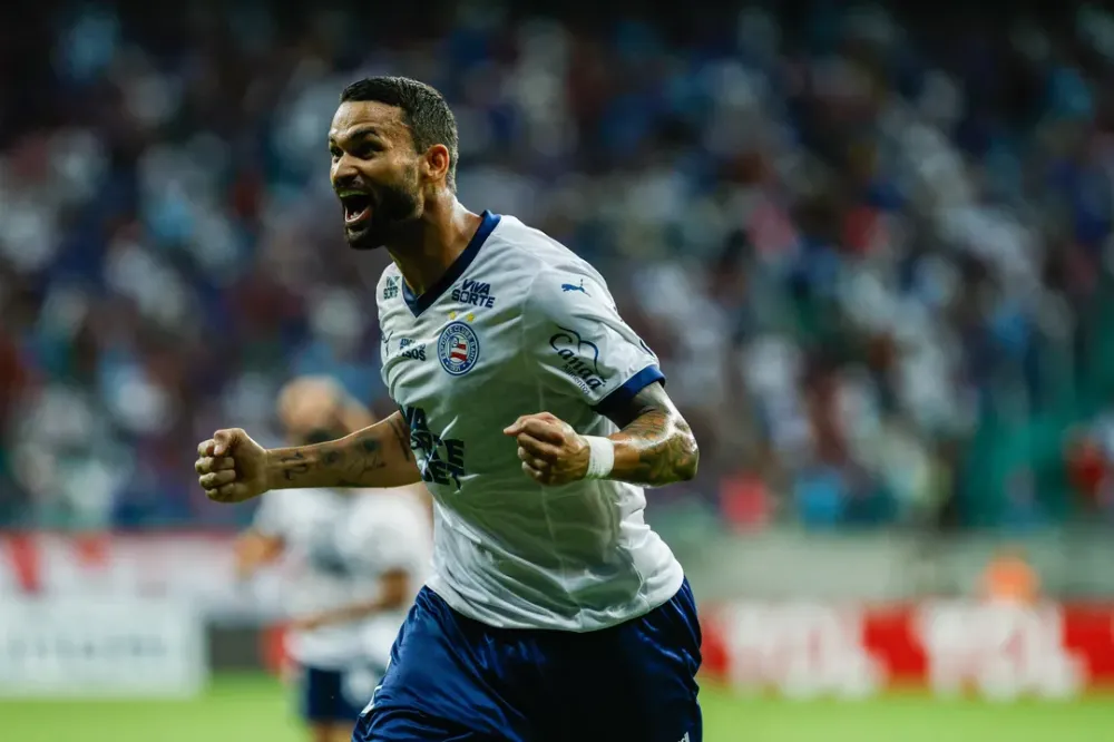 Bahia cresce na Fonte Nova, vence Atlético Nacional e assume liderança