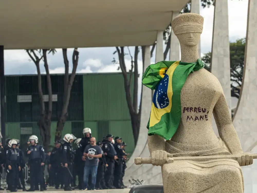 STF retoma nesta sexta julgamento de mulher que escreveu em estátua
