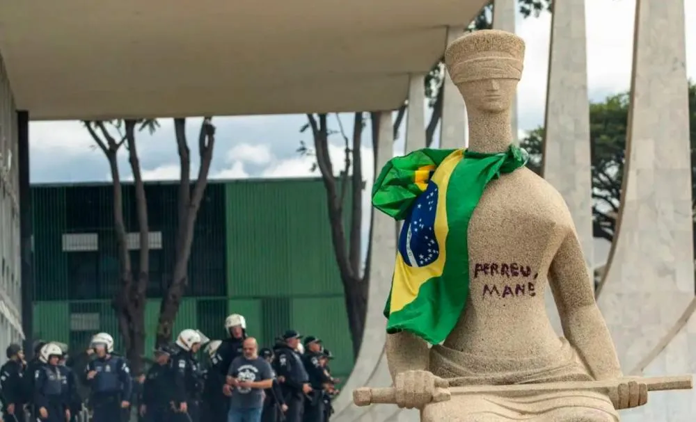 Caso Débora: STF condena mulher que pichou estátua da Justiça a 14 anos de prisão