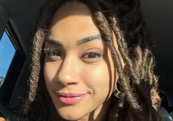 Aline Patriarca retorna ao bairro onde cresceu em Salvador e é recebida com carinho pelos fãs