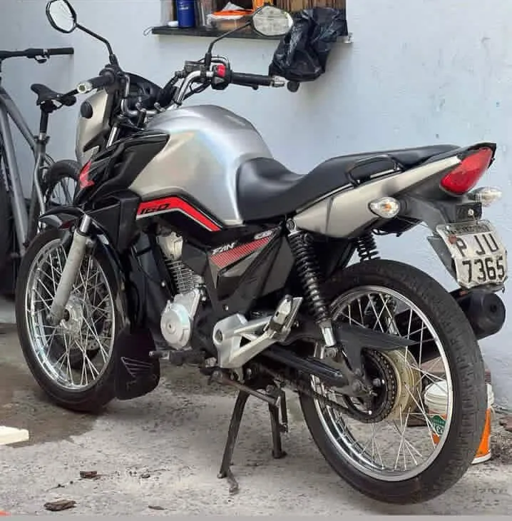 Motocicleta é furtada em frente à casa de show em Camaçari, vítima procura pelo veículo 
