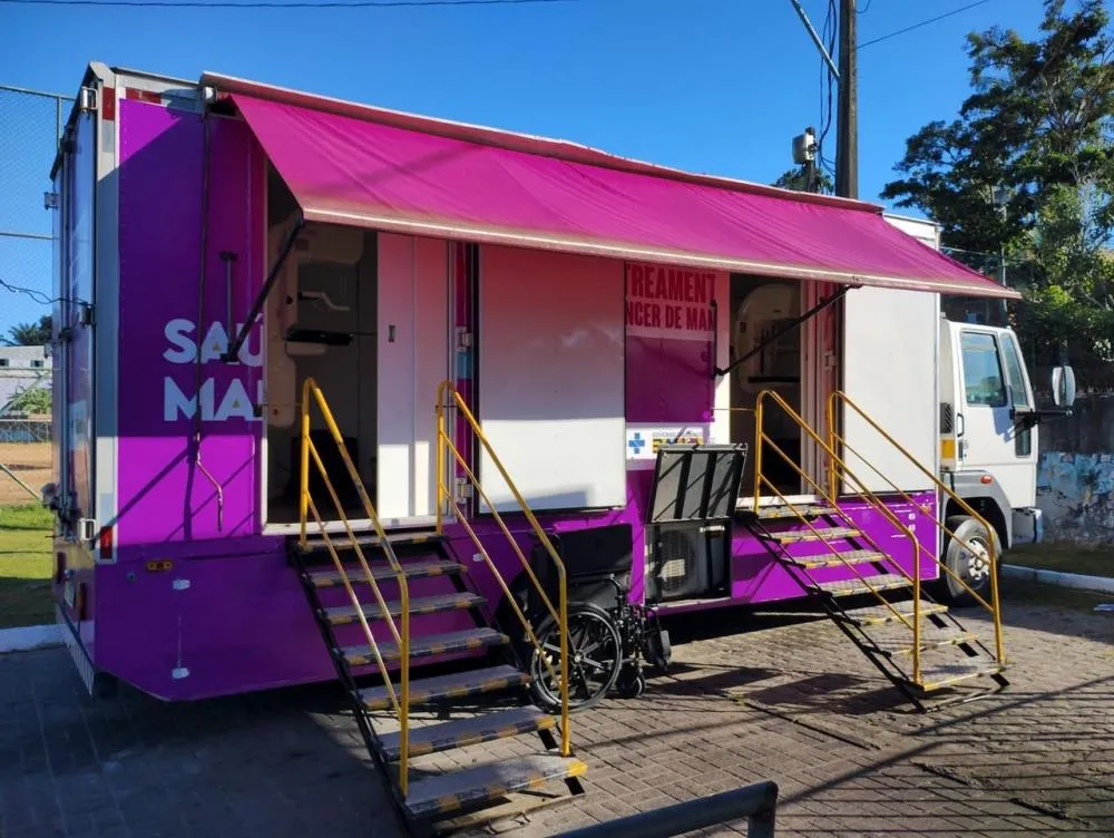 Carreta da Saúde realiza exames de mamografia e vacinação em Dias d’Ávila 