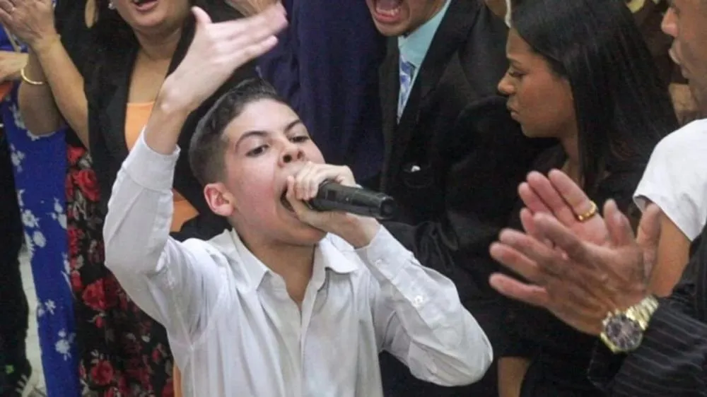 Pastor de 15 anos que se diz profeta é proibido de pregar e suspende agenda