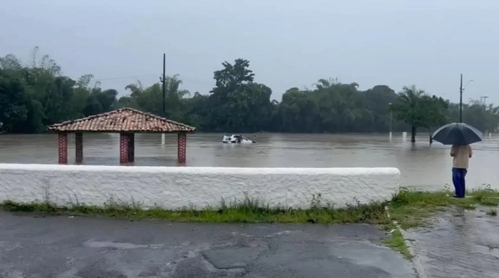 Chuva forte provoca alagamentos e prejuízos em Dias d’Ávila