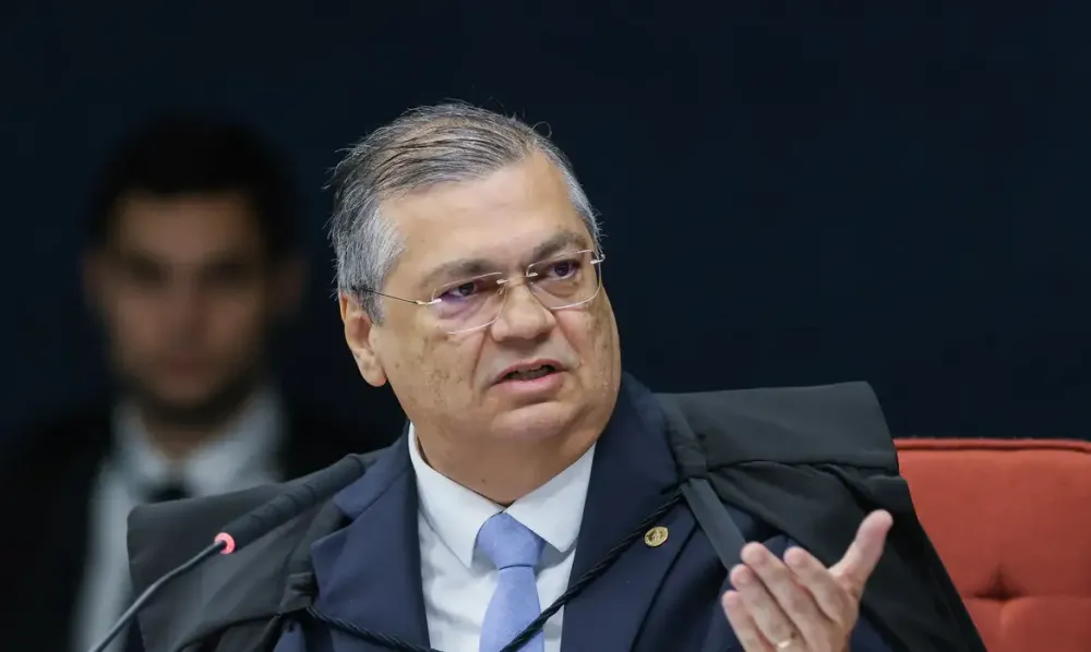 Dino dá cinco dias úteis para Sóstenes esclarecer fala sobre emendas