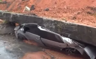 Carro é esmagado e fica destruído após deslizamento de terra em Simões Filho