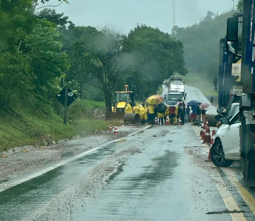 Moradores interditam BA-093 em protesto após novo alagamento no Camboatá