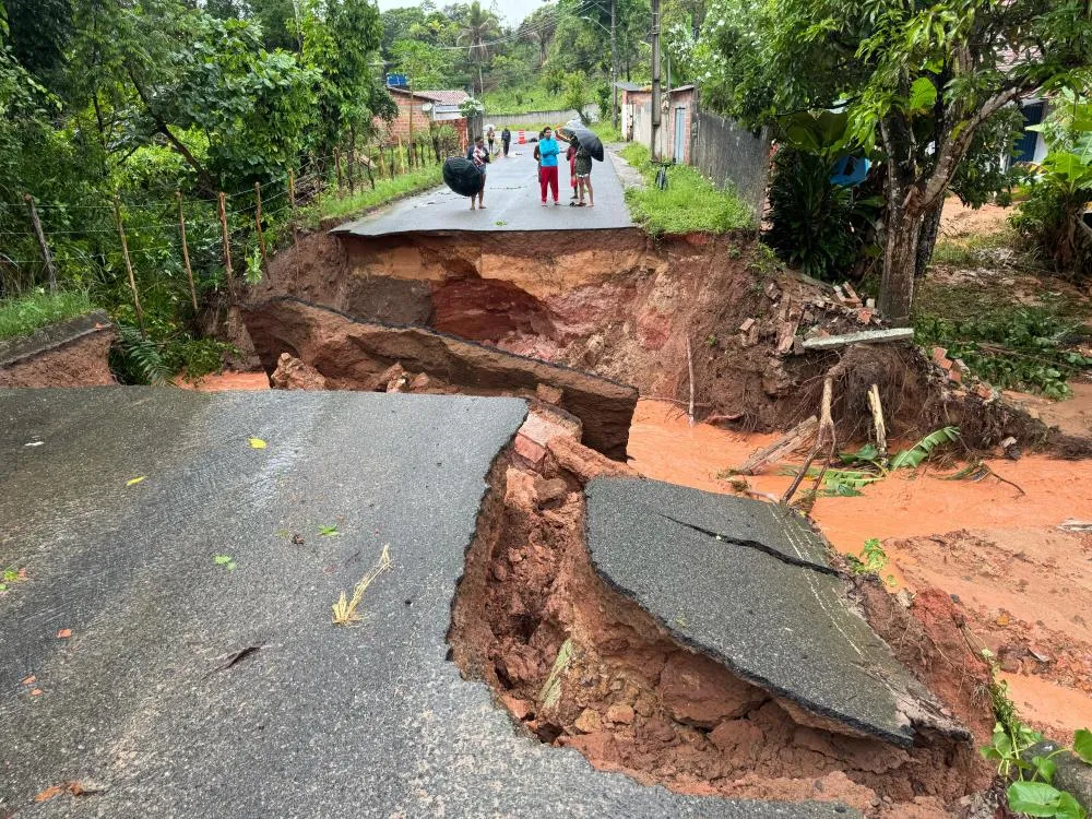 Estrada que liga Amado Bahia à rodovia BA-093 é levada pela chuva