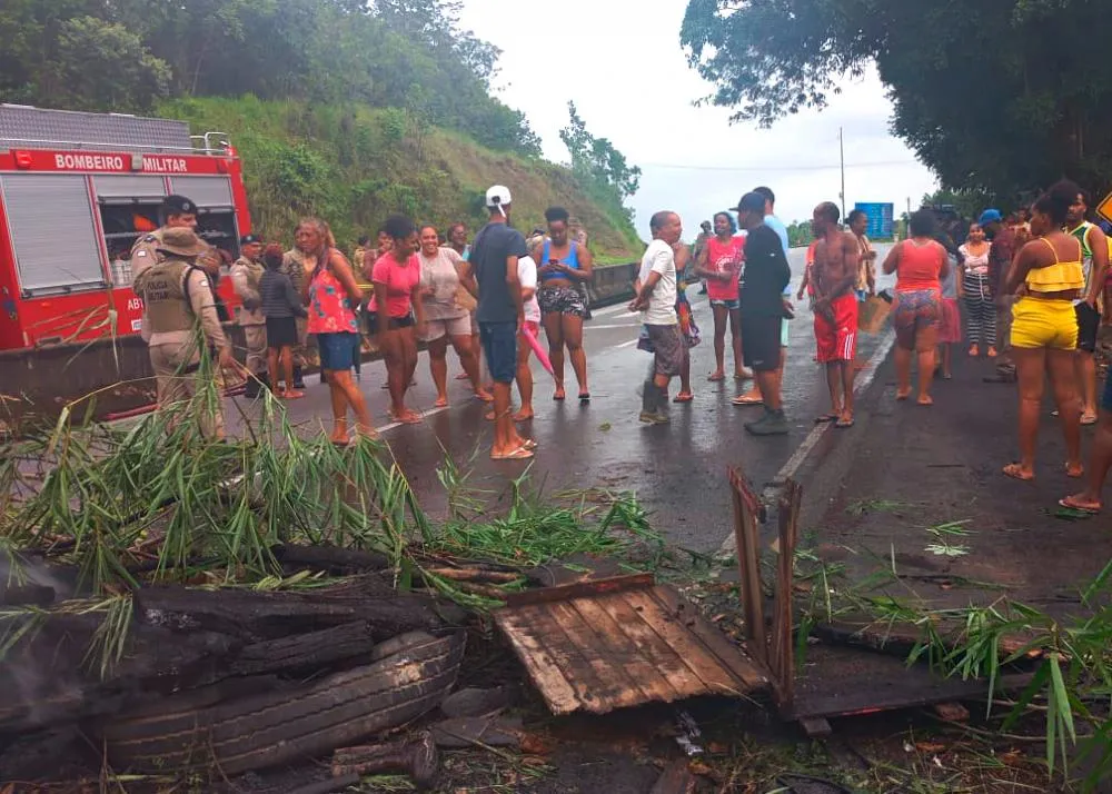 Moradores de Quilombo bloqueiam BA-093 em protesto por falta de energia há mais de 48 horas