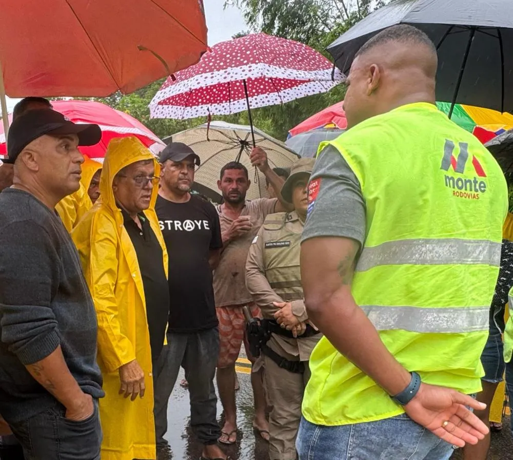 Deputado Raimundinho da JR discute com representante da Bahia Norte durante protesto na BA-093