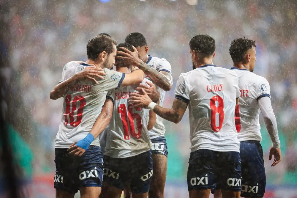 Bahia vence o Botafogo na Fonte Nova e encosta no G4 do Brasileirão