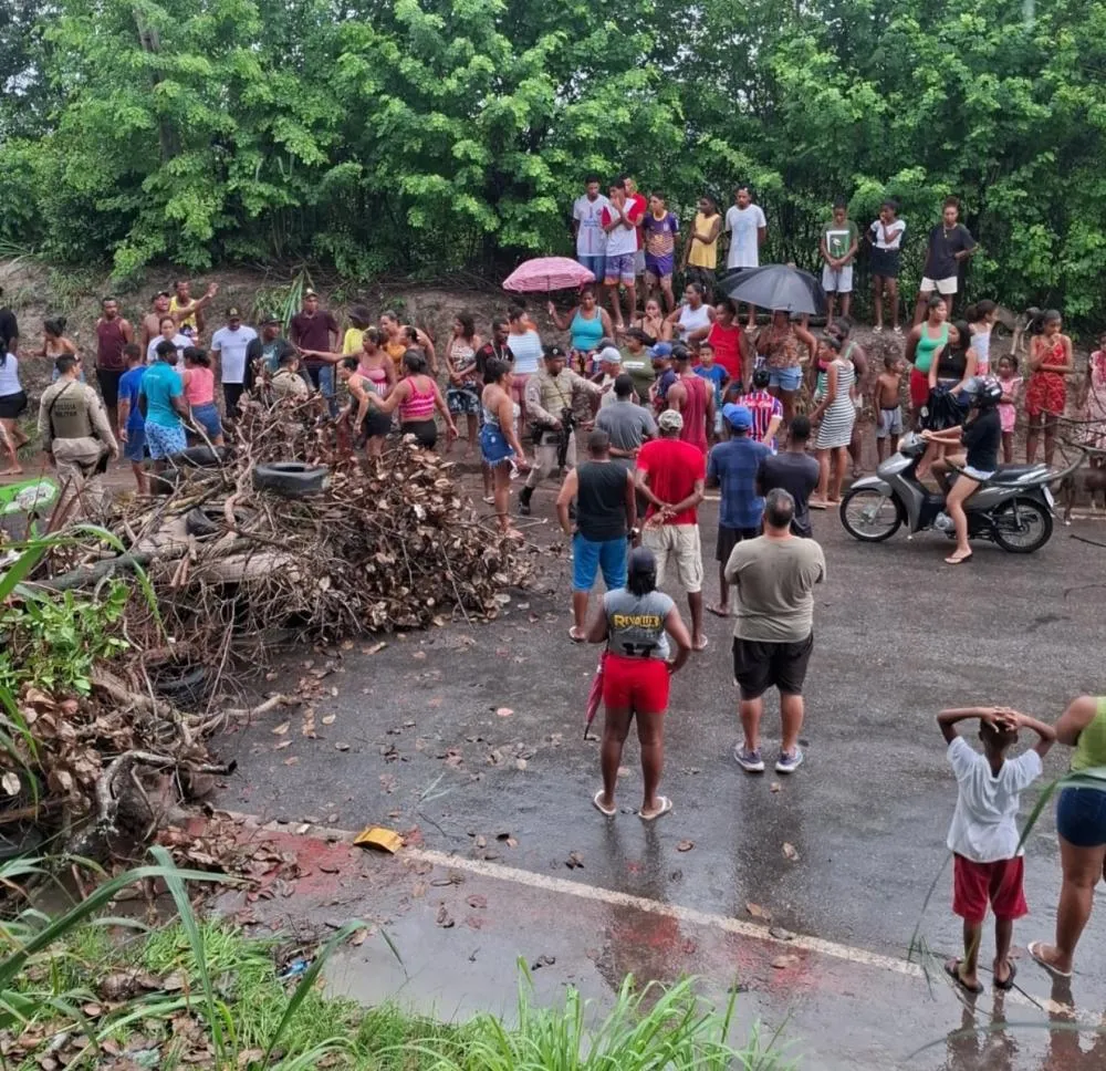 Moradores bloqueiam estrada no Portão do JK em protesto contra falta de energia na Zona Rural