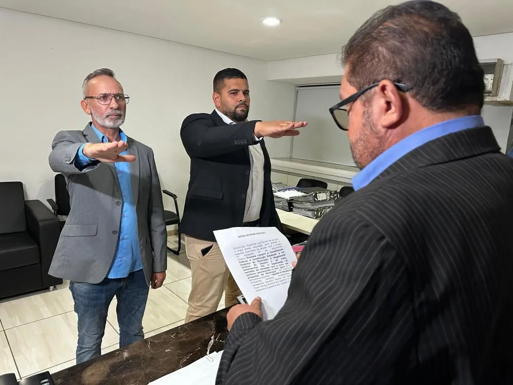 Irmão Edvaldo e Serginho Pocotchá são empossados vereadores em Dias d’Ávila