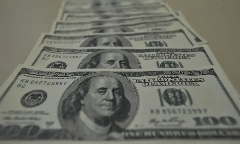 Dólar sobe para R$ 5,68 com dados fortes da economia dos EUA