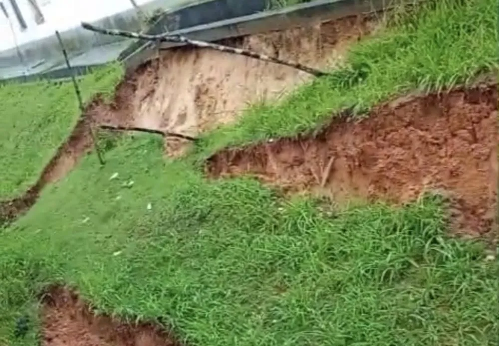 Deslizamento de terra assusta moradores do residencial Santa Rita 