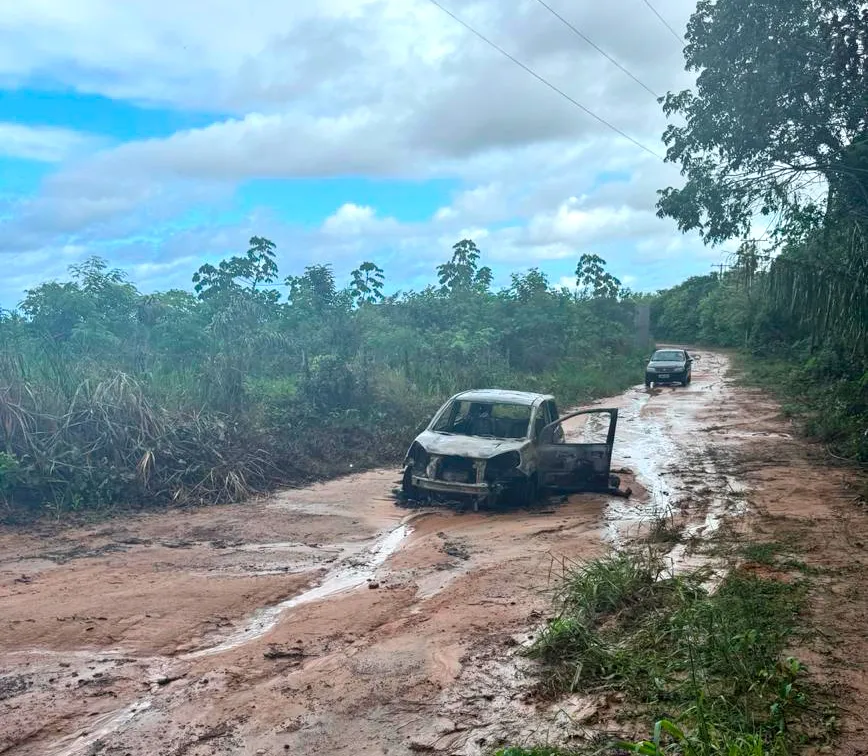 Corpo carbonizado é encontrado dentro de carro em Arembepe, Camaçari