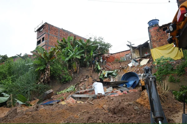 Nove casas são interditadas em Candeias após deslizamento de terra